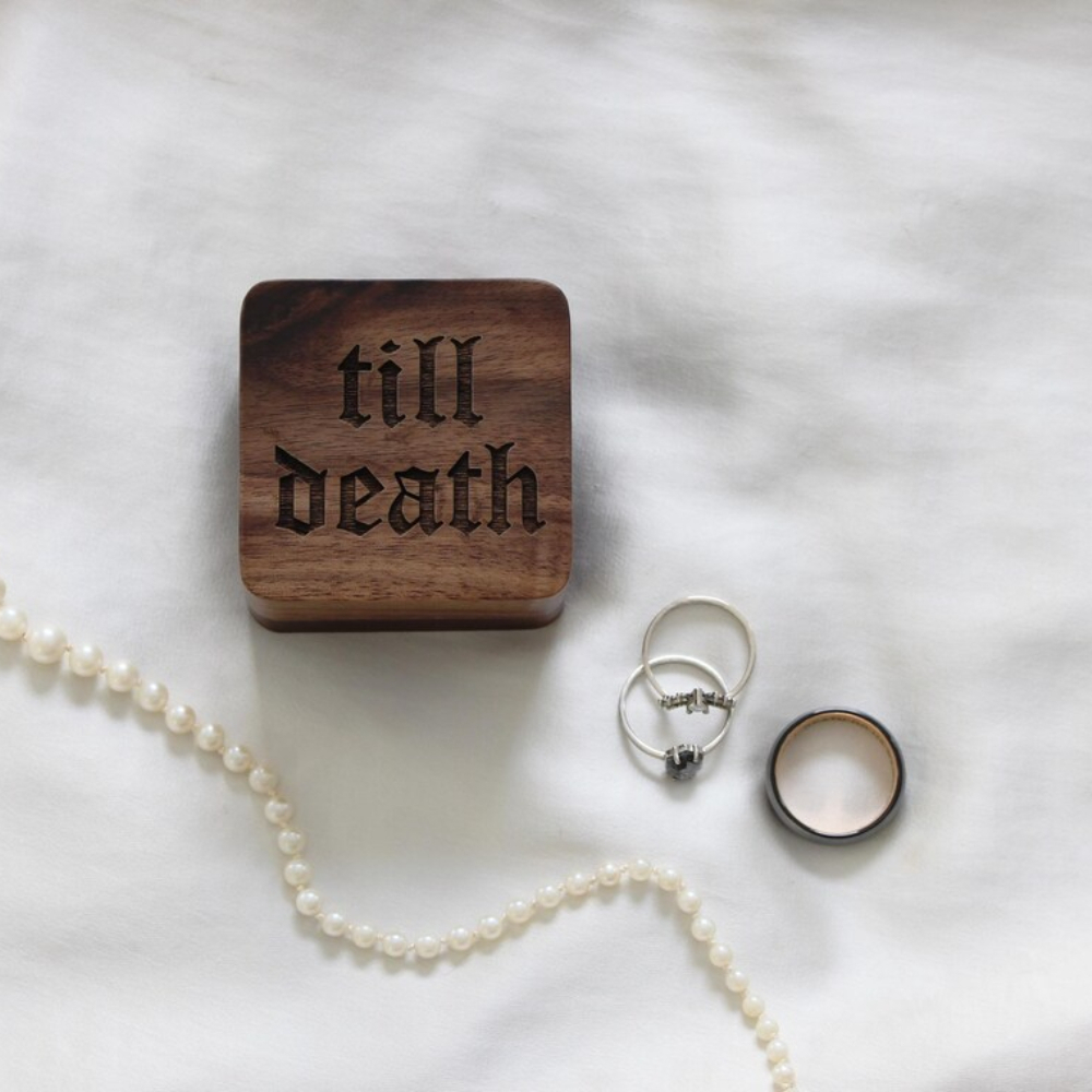 Engraved Walnut Ring Box Till  - Velvet Jewelry Box 评论和价格